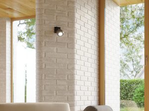 Miniaturka 5 - Reflektor LED czarny na tle białej cegły w stylu loftowym