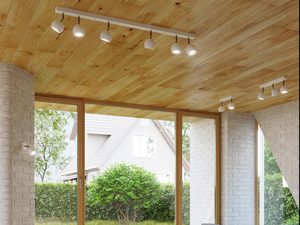 Miniaturka 9 - Oświetlenie punktowe LED w drewnianym salonie z dużym oknem