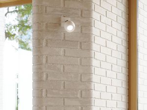 Miniaturka 11 - Reflektor LED czarny na białej ścianie z cegły