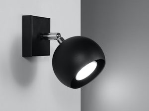 Miniaturka 8 - Czarna lampa LED szynowa z sześcioma reflektorami w salonie