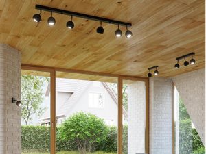 Miniaturka 3 - Salon z drewnianym sufitem i szynowym systemem LED czarnym