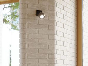 Miniaturka 5 - Reflektor LED biały zamontowany na ścianie z jasnej cegły