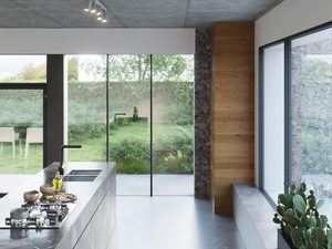 Miniaturka 15 - Nowoczesna aranżacja kuchni z dużymi oknami i reflektorami sufitowymi
