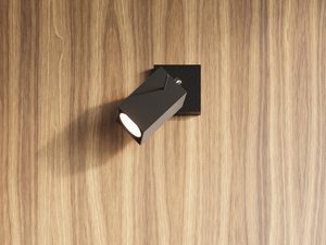 Miniaturka 5 - Czarny reflektor LED montowany na ścianie z drewnianym tłem