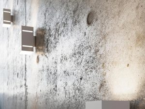 Miniaturka 15 - Trzy kinkiety LED zamontowane na jednej ścianie przy schodach