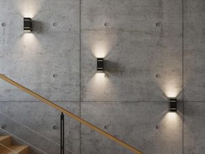 Miniaturka 4 - Trzy kinkiety LED zamontowane na jednej ścianie przy schodach