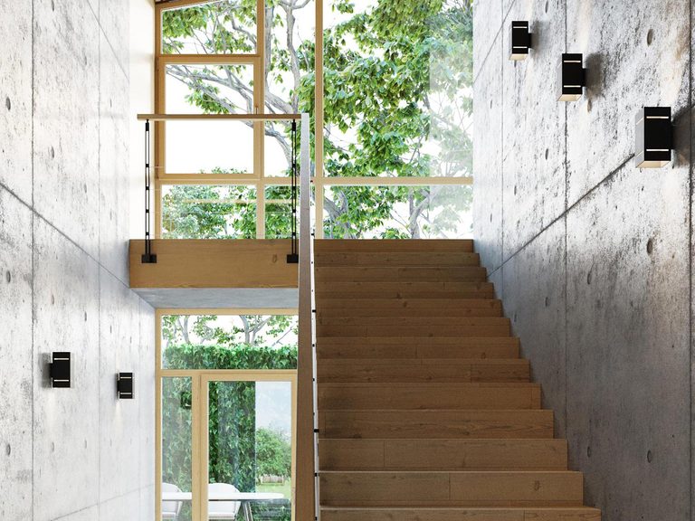 Schody z drewnianą balustradą