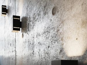 Miniaturka 3 - Betonowa ściana z czarnym kinkietem LED, wnętrze industrialne