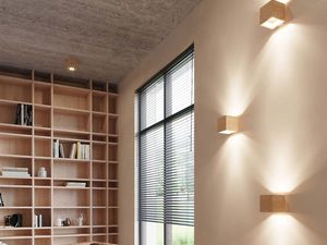 Miniaturka 3 - Wnętrze z drewnianymi regałami i trzema kinkietami oświetlającymi ścianę