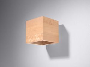 Miniaturka 1 - Drewniana lampa ścienna w kształcie kostki – światło skierowane ku dołowi