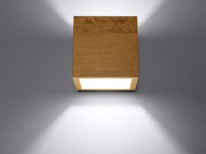 Miniaturka 2 - Kwadratowy kinkiet z drewna rzucający światło w dół na szarą ścianę