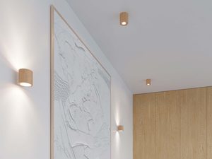 Miniaturka 3 - Widok lamp w drewnianej obudowie zamontowanych przy suficie