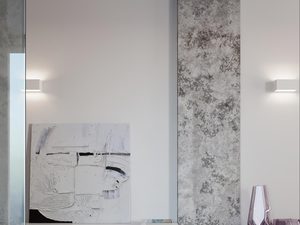 Miniaturka 15 - Salon z betonowym sufitem i białym kinkietem LED