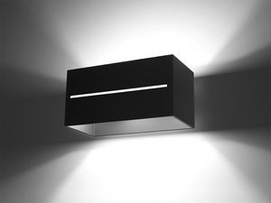 Miniaturka 2 - Czarny kinkiet LED z poziomą linią światła, montaż na szarej ścianie