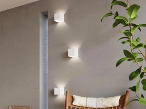 Miniaturka 18 - Białe kinkiety LED na ścianie w jasnym salonie z sofą