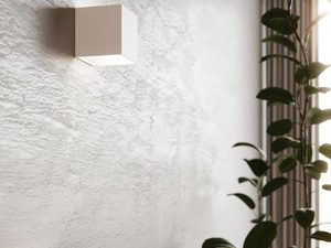 Miniaturka 19 - Kinkiety LED białe w nowoczesnym salonie z roślinnością