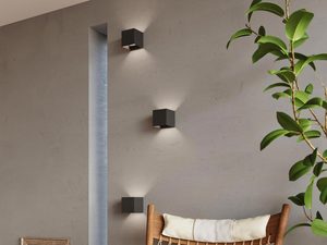 Miniaturka 8 - Czarny kinkiet LED z mocnym efektem świetlnym w pionie