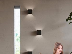 Miniaturka 7 - Aranżacja salonu z czarnymi kinkietami LED przy ścianie z betonu