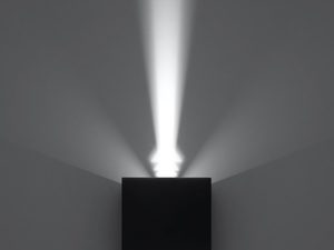 Miniaturka 3 - Designerski kinkiet LED w kolorze czarnym z podwójnym rozbłyskiem na szarym tle