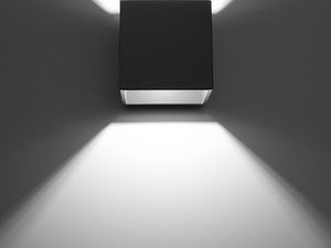 Miniaturka 19 - Czarny kinkiet LED z rozproszonym światłem w nowoczesnym wnętrzu