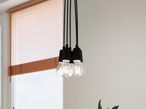 Miniaturka 13 - Czarna lampa wisząca z sześcioma żarówkami LED w nowoczesnym stylu