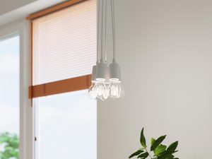 Miniaturka 15 - Zbliżenie na białą potrójną lampę sufitową z żarówkami LED