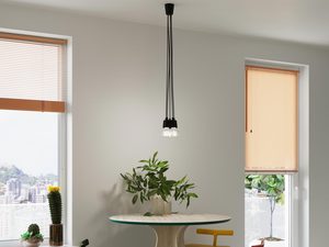 Miniaturka 15 - Lampa wisząca z czarnymi kablami i trzema żarówkami LED