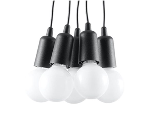 Nowoczesna lampa wisząca z czarnymi oprawkami i białymi żarówkami