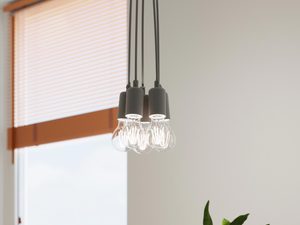 Miniaturka 24 - Lampa wisząca z szarymi oprawkami w jasnym wnętrzu jadalni