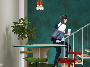 Miniaturka 53 - Pomarańczowe lampy wiszące z trzema żarówkami nad oknem w nowoczesnym wnętrzu