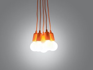 Miniaturka 49 - Potrójna lampa wisząca z pomarańczowymi przewodami i żarówkami LED