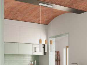 Miniaturka 8 - Kuchnia z drewnianym sufitem i lampami wiszącymi białymi
