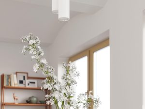 Miniaturka 5 - Białe lampy z drewnianą głowicą w jasnej kuchni