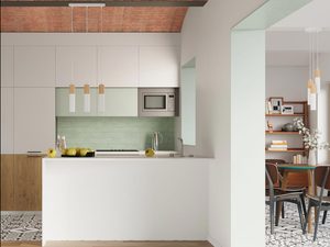 Miniaturka 4 - Lampa wisząca z trzema białymi kloszami i drewnianą bazą