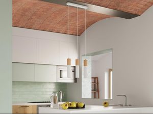 Miniaturka 3 - Białe lampy wiszące z ciepłym światłem w kuchni z drewnem