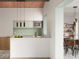 Miniaturka 10 - Lampa sufitowa z czarnym i białym kloszem w jasnej kuchni