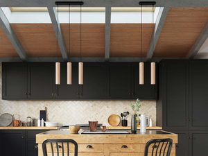 Miniaturka 6 - Kuchnia z trzema drewnianymi lampami tubowymi nad wyspą kuchenną