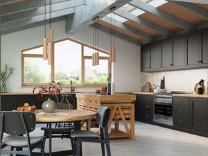 Miniaturka 7 - Drewniane lampy sufitowe nad stołem w kuchni z dachem dwuspadowym