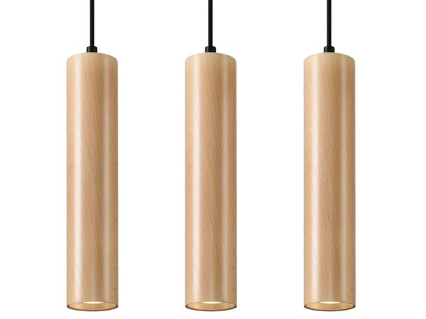 Trzy lampy w drewnianej oprawie zawieszone w równych odstępach