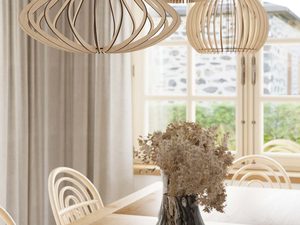 Miniaturka 3 - Dekoracyjne lampy nad drewnianym stołem – jadalnia w stylu japandi