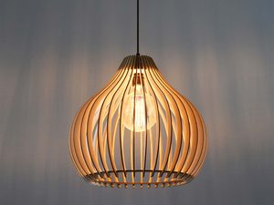 Miniaturka 2 - Lampa wisząca w kształcie gruszki z drewna – cień światła na suficie
