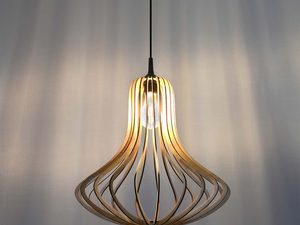 Miniaturka 2 - Drewniana lampa wisząca z giętych żeberek – światło skierowane w dół