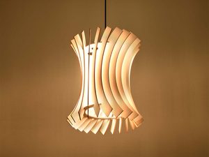 Miniaturka 2 - Drewniana lampa wisząca z cienkimi żebrowaniami – ciepłe światło