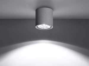 Miniaturka 2 - Zbliżenie na oprawę sufitową z betonu w kształcie walca