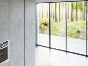 Miniaturka 5 - Zbliżenie na teksturę surowego betonu w lampie wiszącej