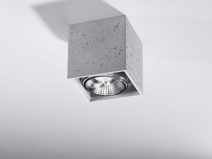 Miniaturka 1 - Zbliżenie na strukturę betonu w lampie sufitowej z reflektorem