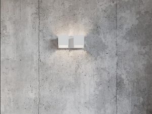 Miniaturka 11 - Biały kinkiet o ostrych geometrycznych kształtach w salonie