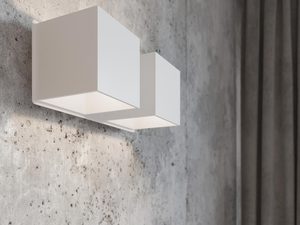 Miniaturka 9 - Minimalistyczny podwójny kinkiet na tle betonowej ściany i zasłon