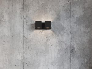 Miniaturka 5 - Podwójny czarny kinkiet nad granatowym fotelem przy betonowej ścianie