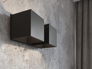 Miniaturka 3 - Czarny kinkiet ścienny z dwoma źródłami światła na tle betonu